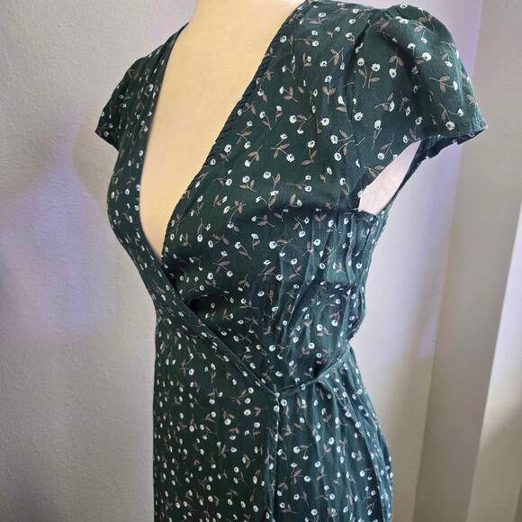 Brandy Melville Robbie Wrap Dress – Dark Green Floral - Picture 3 of 6